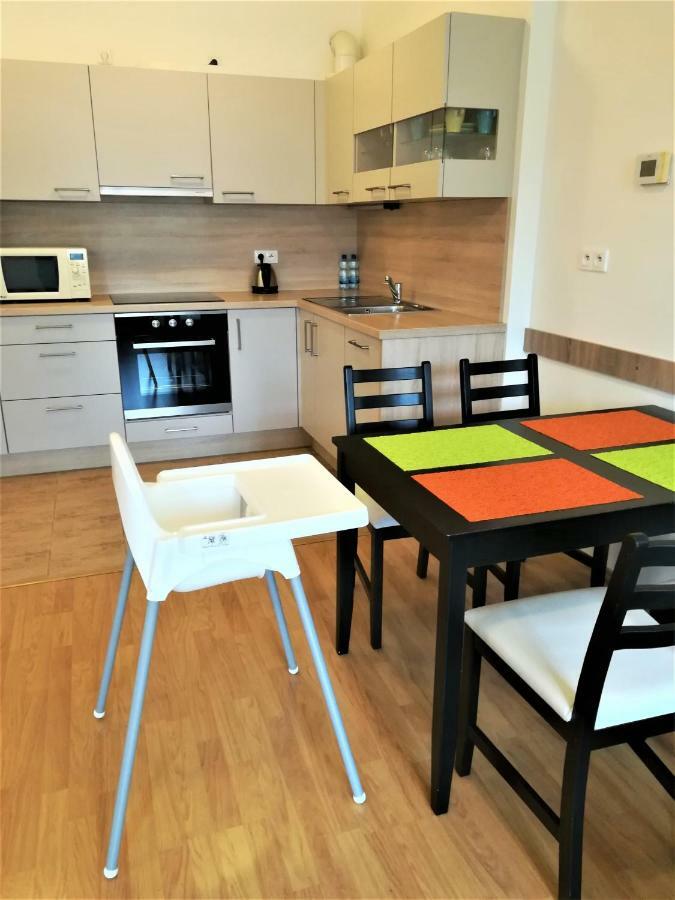 Apartment Promenada ปอดเยบราดิ ภายนอก รูปภาพ